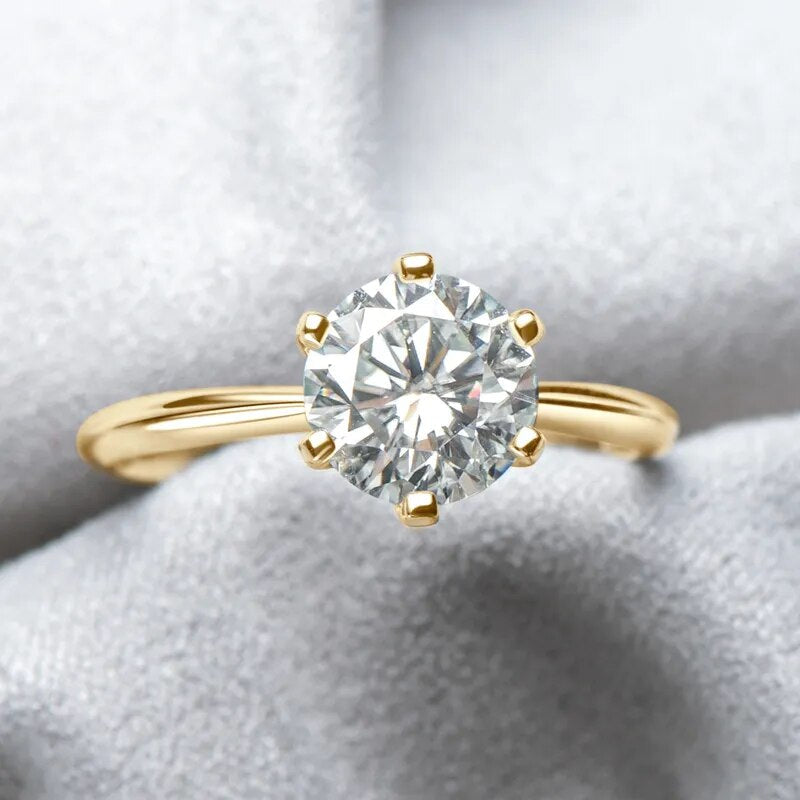 Anel de Noivado de Ouro com Moissanite: o Brilho que Encontra o Calor