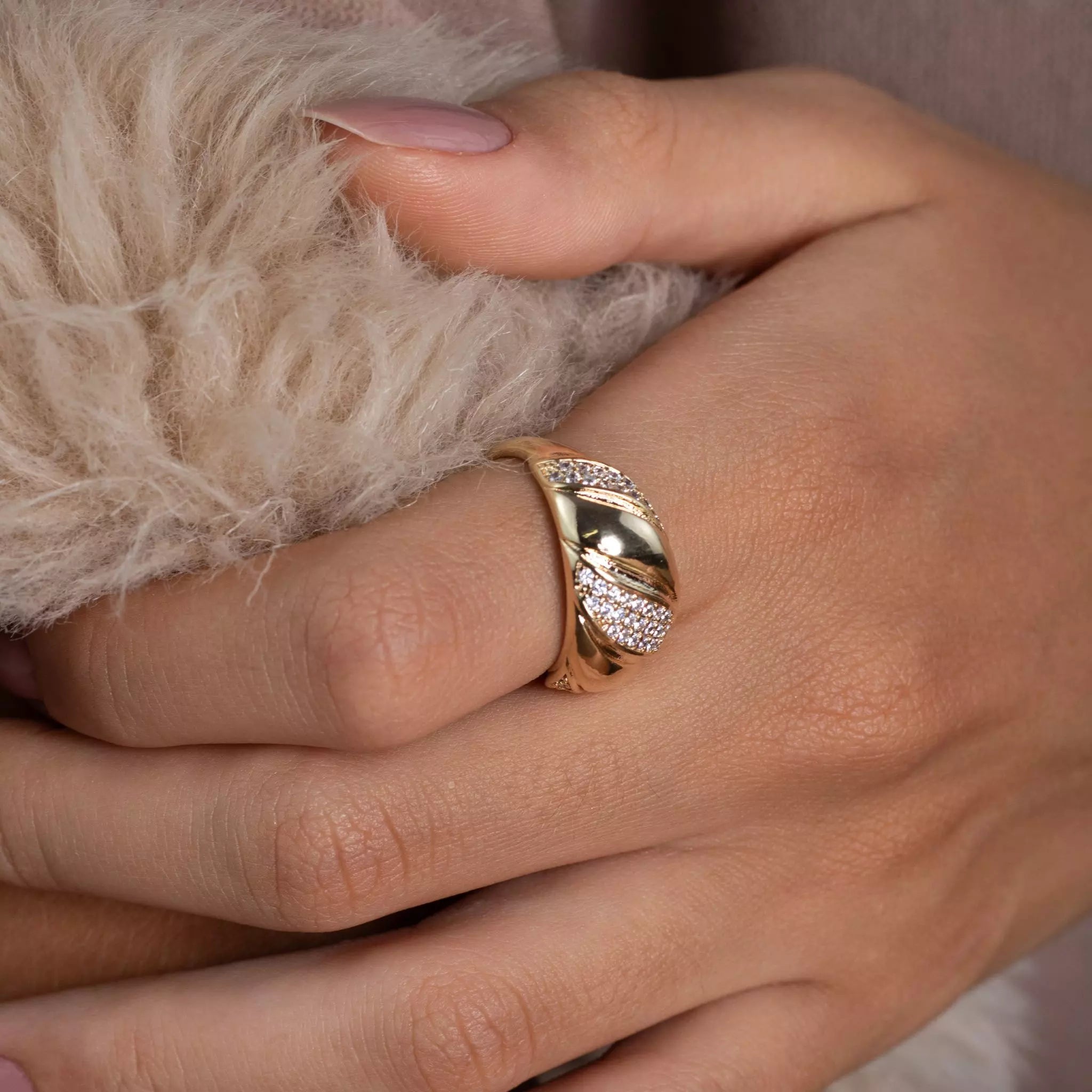 Anel Elegância Cravejado em Zircônias Banhado a Ouro 18k