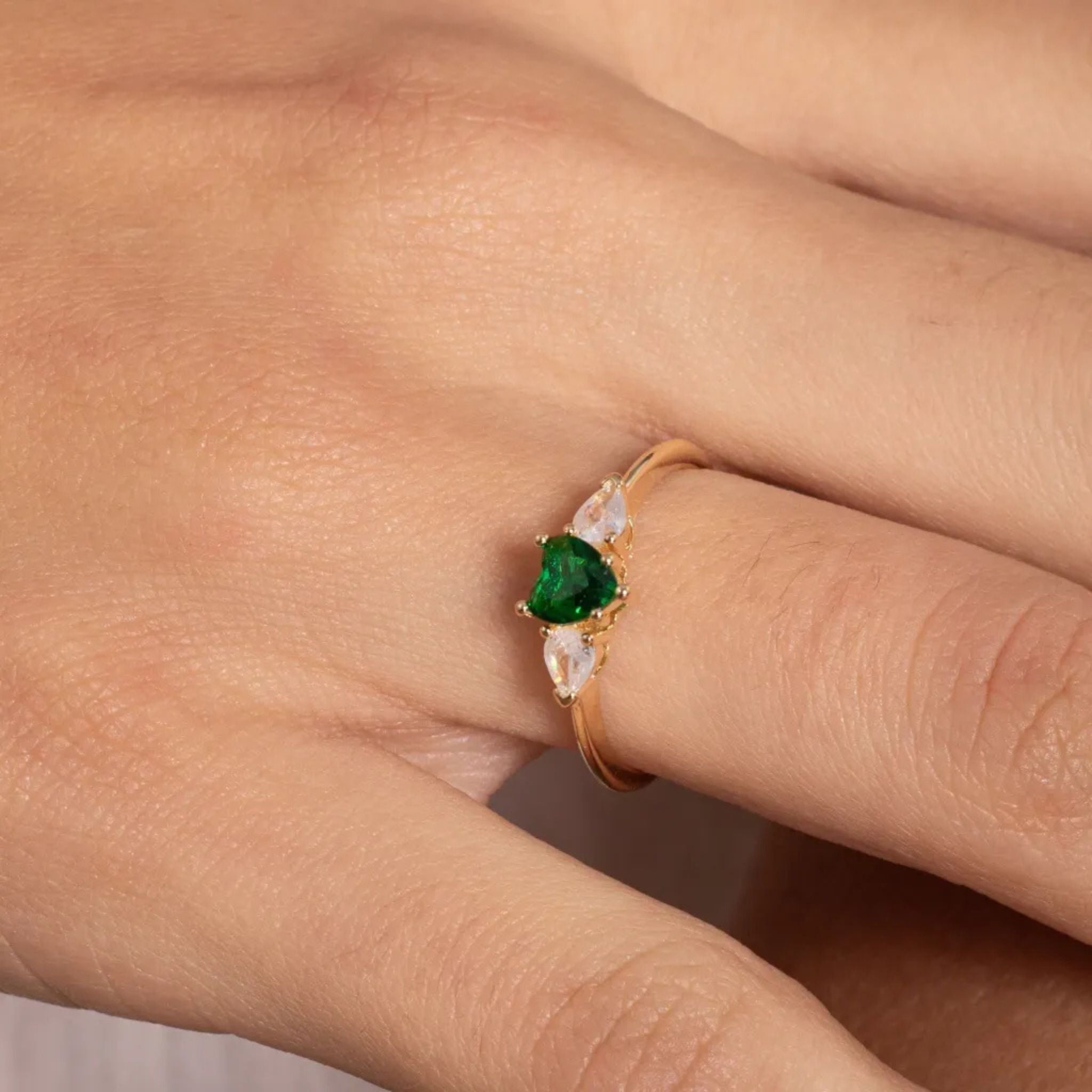 Anel Coração Verde Esmeralda com Zircônias Banhado a Ouro 18k