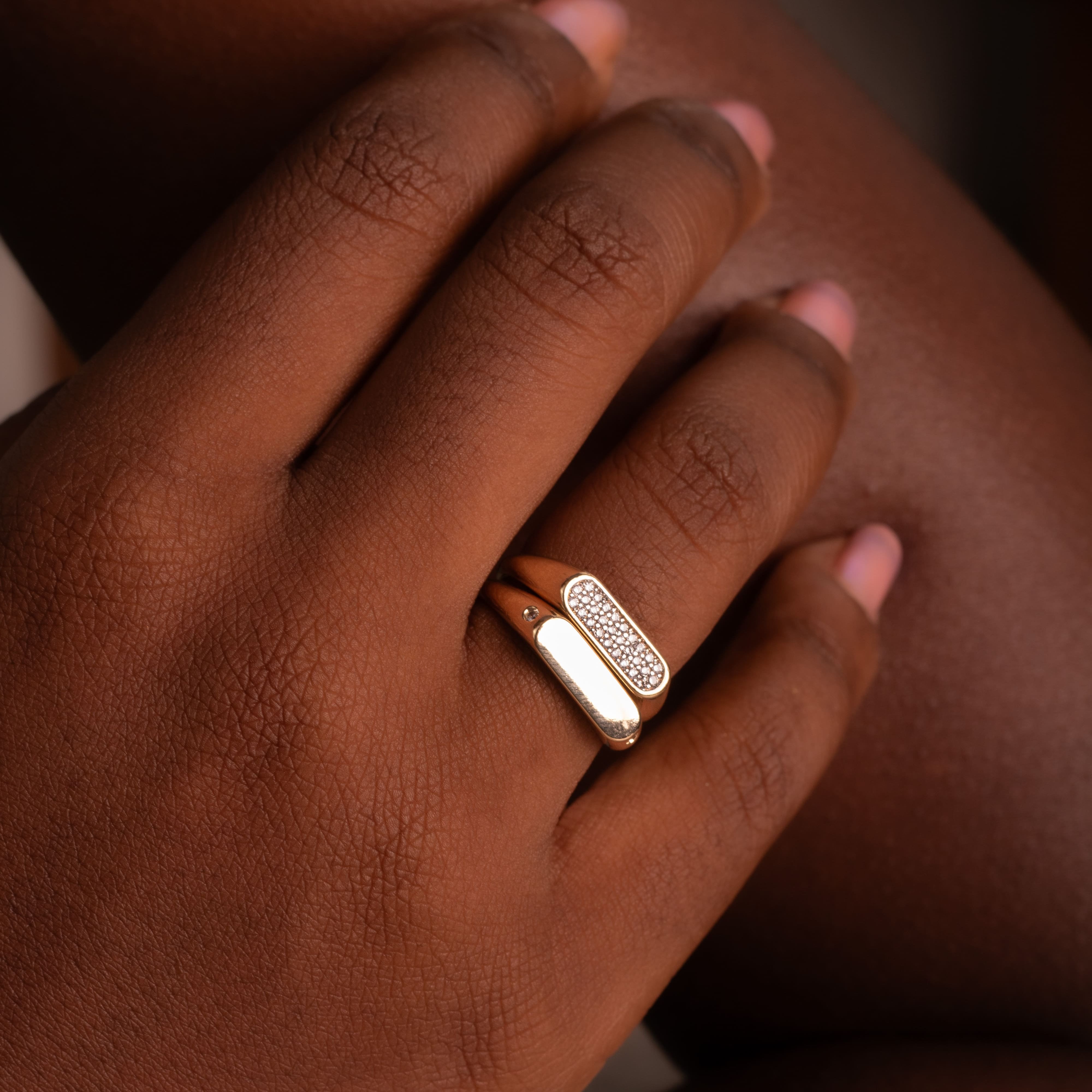 Anel Plaquinha com Microzircônias Pavê Banhado a Ouro 18k