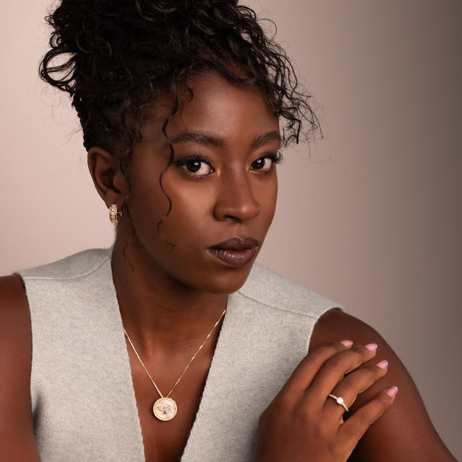 Brinco Argola Design Vazado com Zircônias Banhado a Ouro 18k