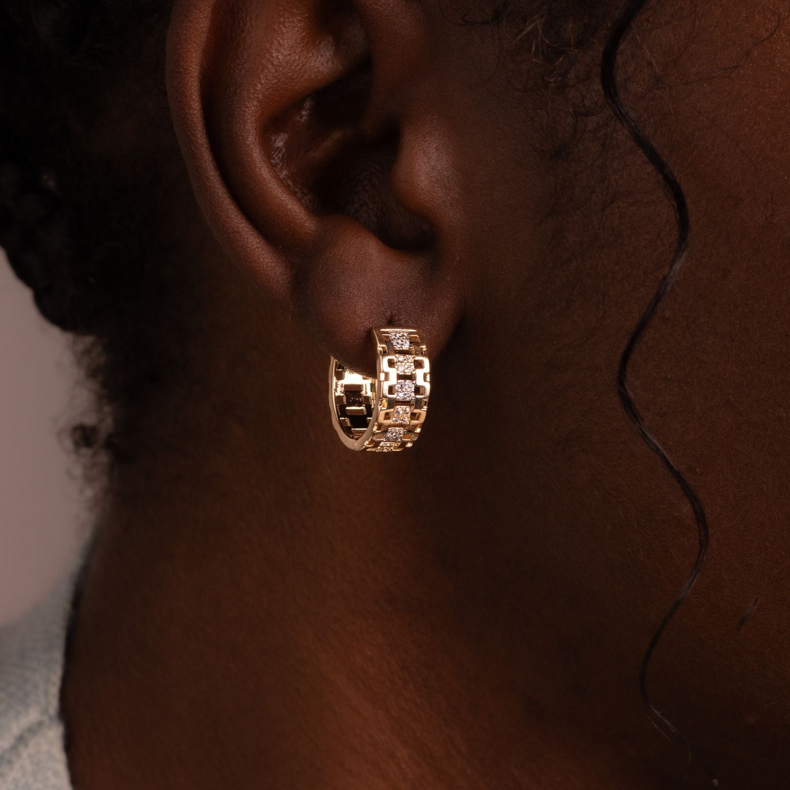 Brinco Argola Design Vazado com Zircônias Banhado a Ouro 18k