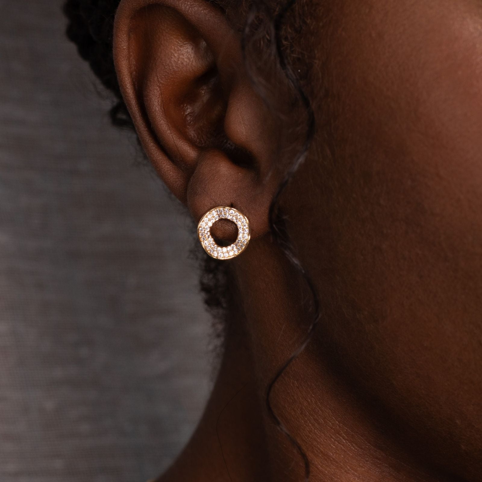 Brinco Círculo Contemporâneo com Zircônias Banhado a Ouro 18k