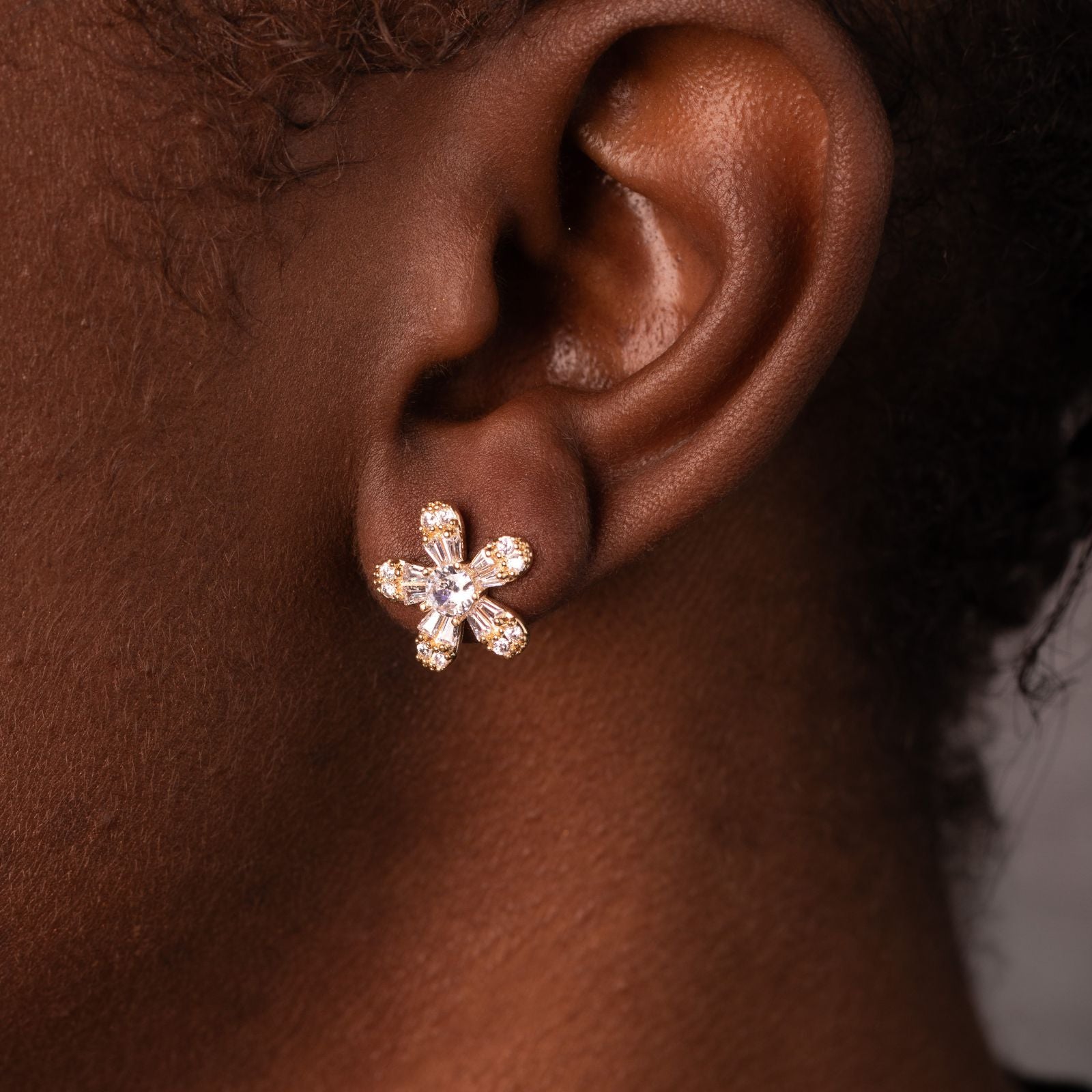 Brinco Flor com Zircônias Banhado a Ouro 18k