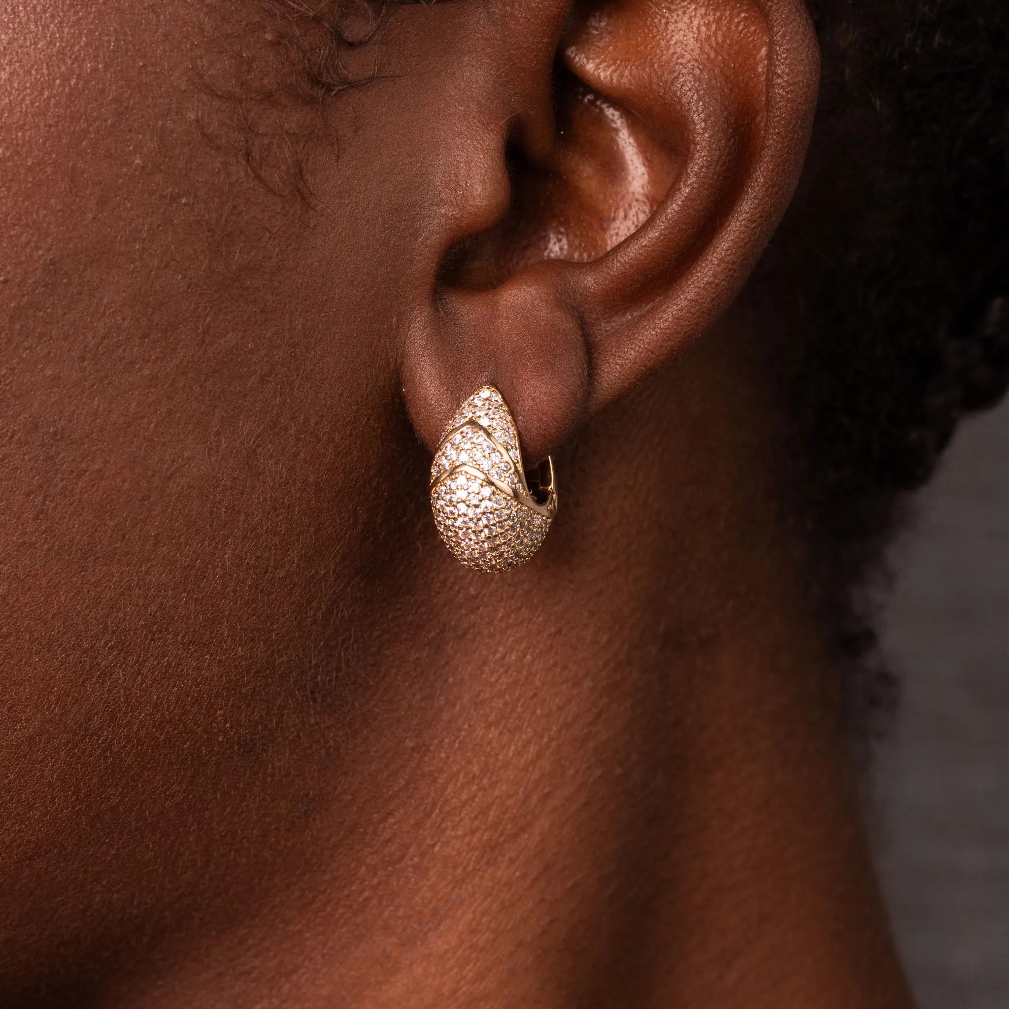 Brinco Gota Pavê com Zircônias Banhado a Ouro 18k