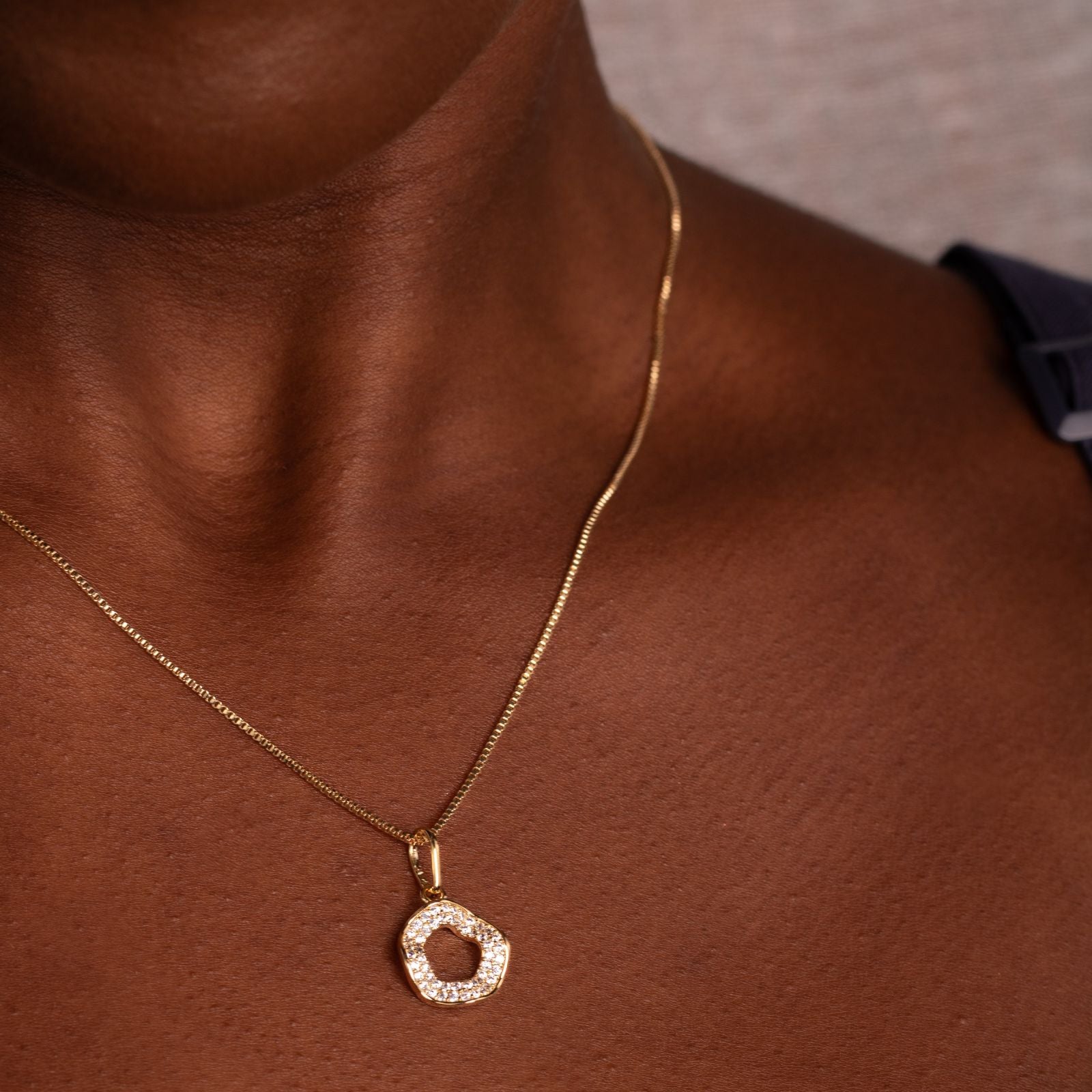 Colar Círculo Contemporâneo com Zircônias Banhado a Ouro 18k