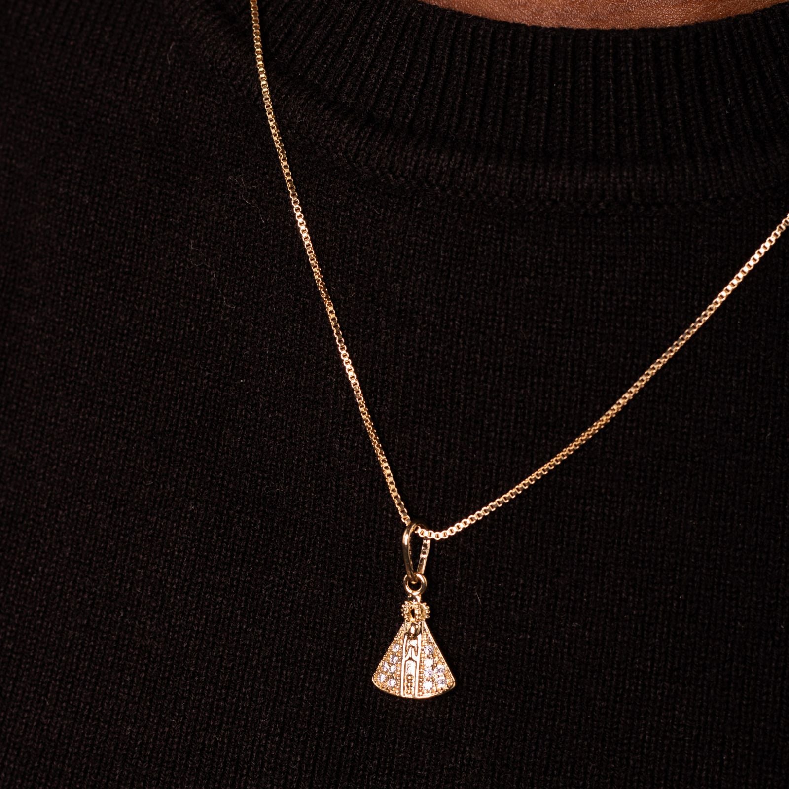 Colar N.Sra. Aparecida com Zircônias Banhado a Ouro 18k