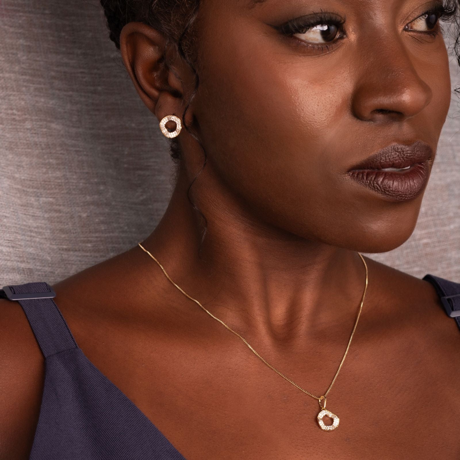 Conjunto Círculo Contemporâneo com Zircônias Banhado a Ouro 18k