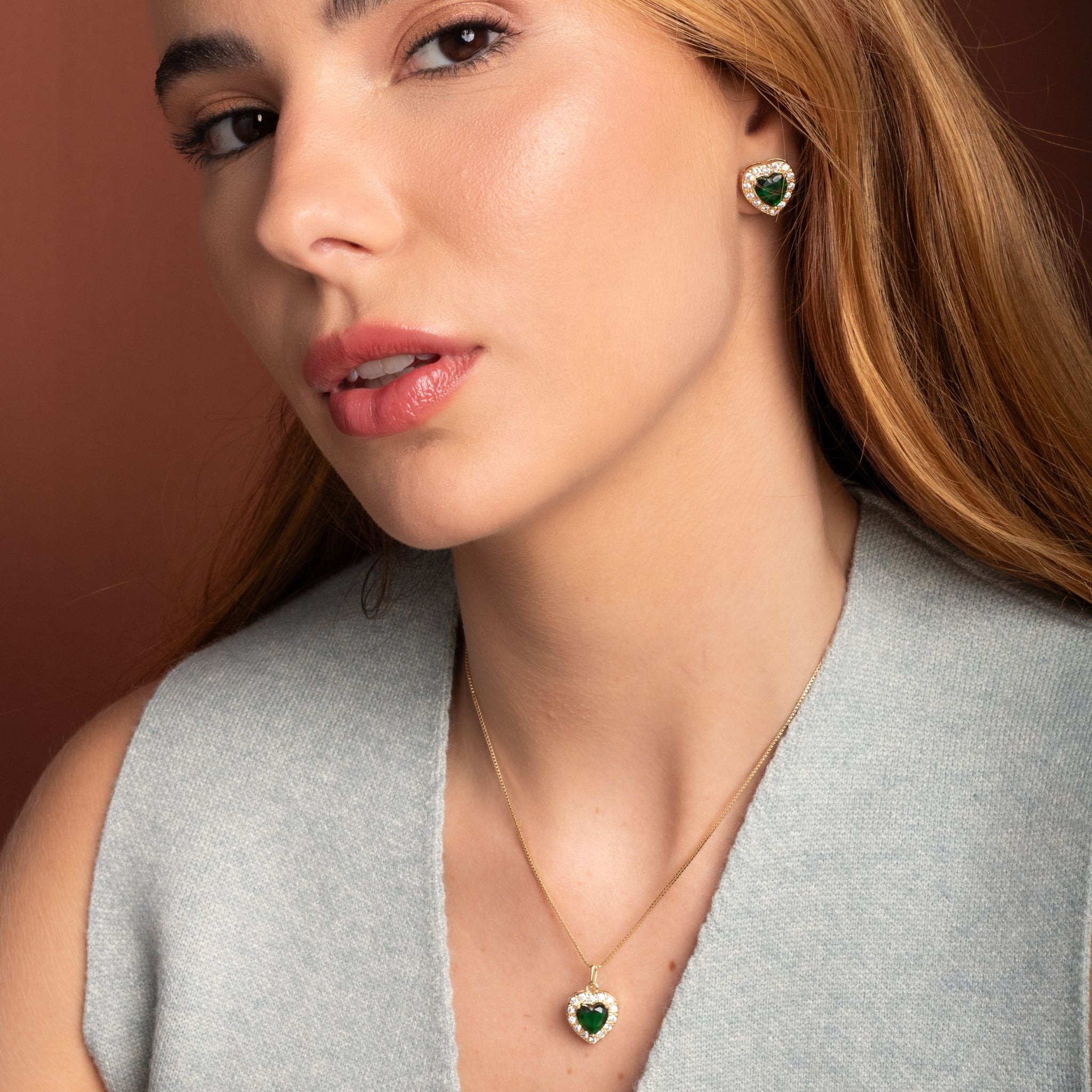 Conjunto Coração Verde Esmeralda Cravejado, Colar e Brinco Banhados a Ouro 18k