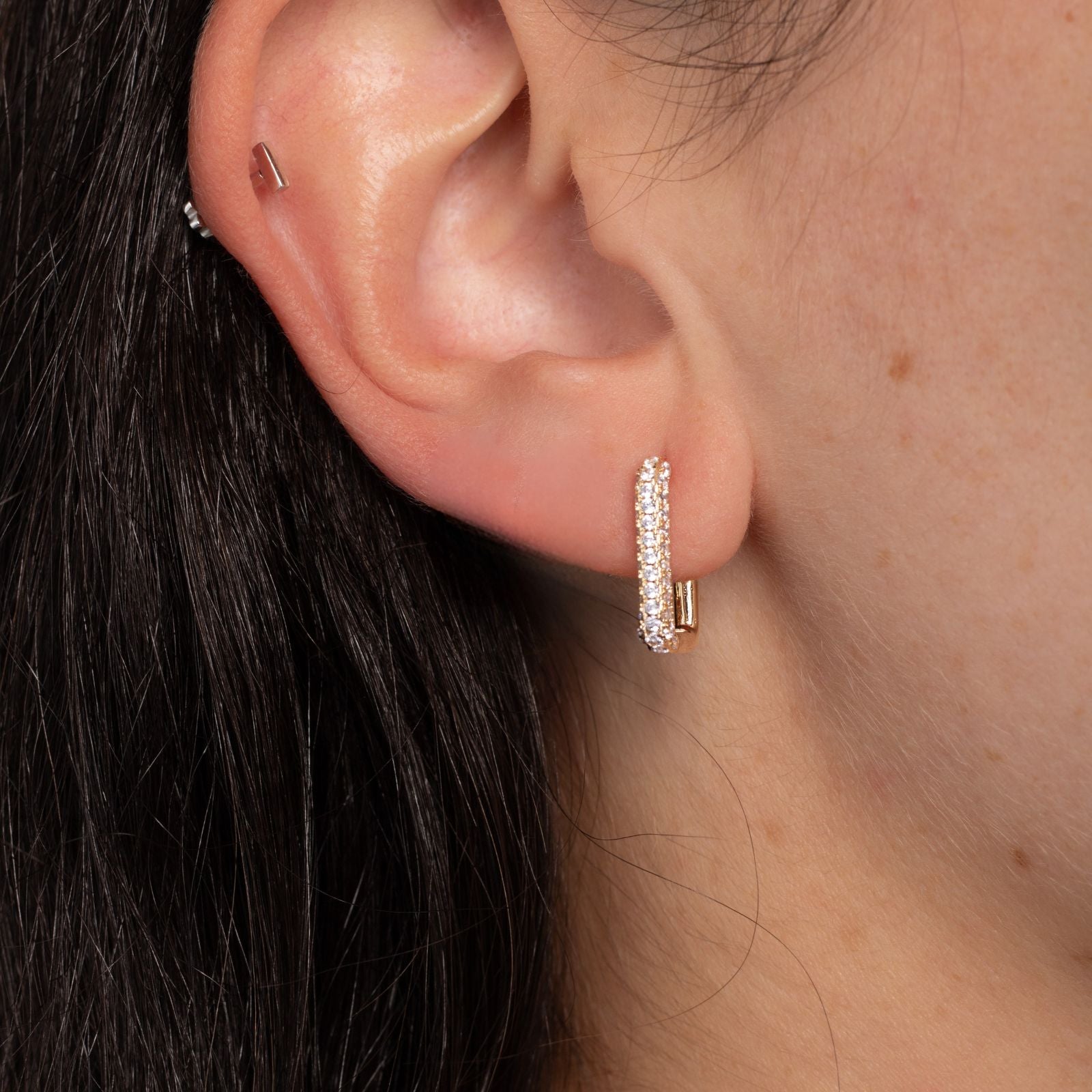 Brinco Argola Com Zircônias Cravejadas Banhado a Ouro 18k