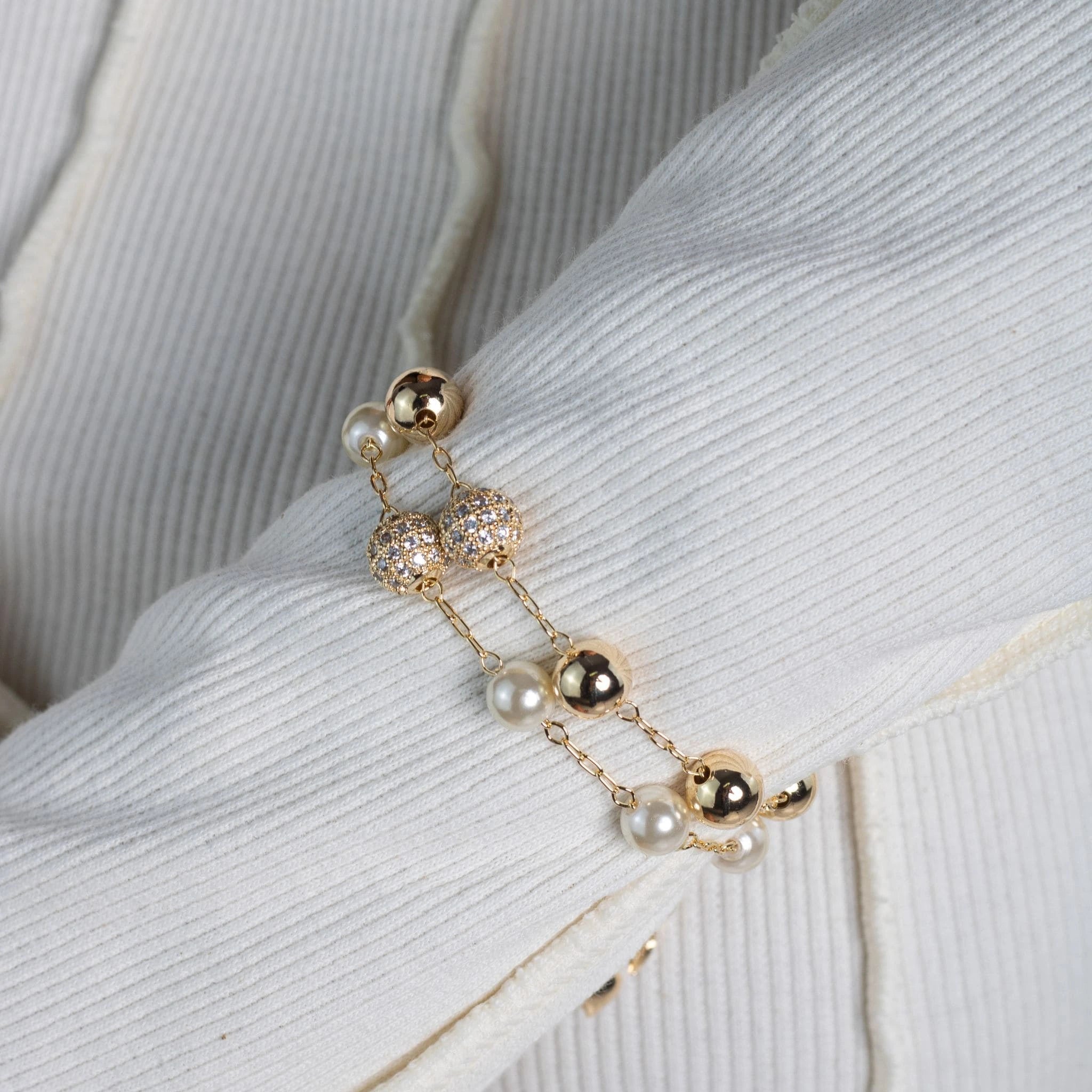 Pulseira com Pérolas e Esfera Cravejada Banhada a Ouro 18k