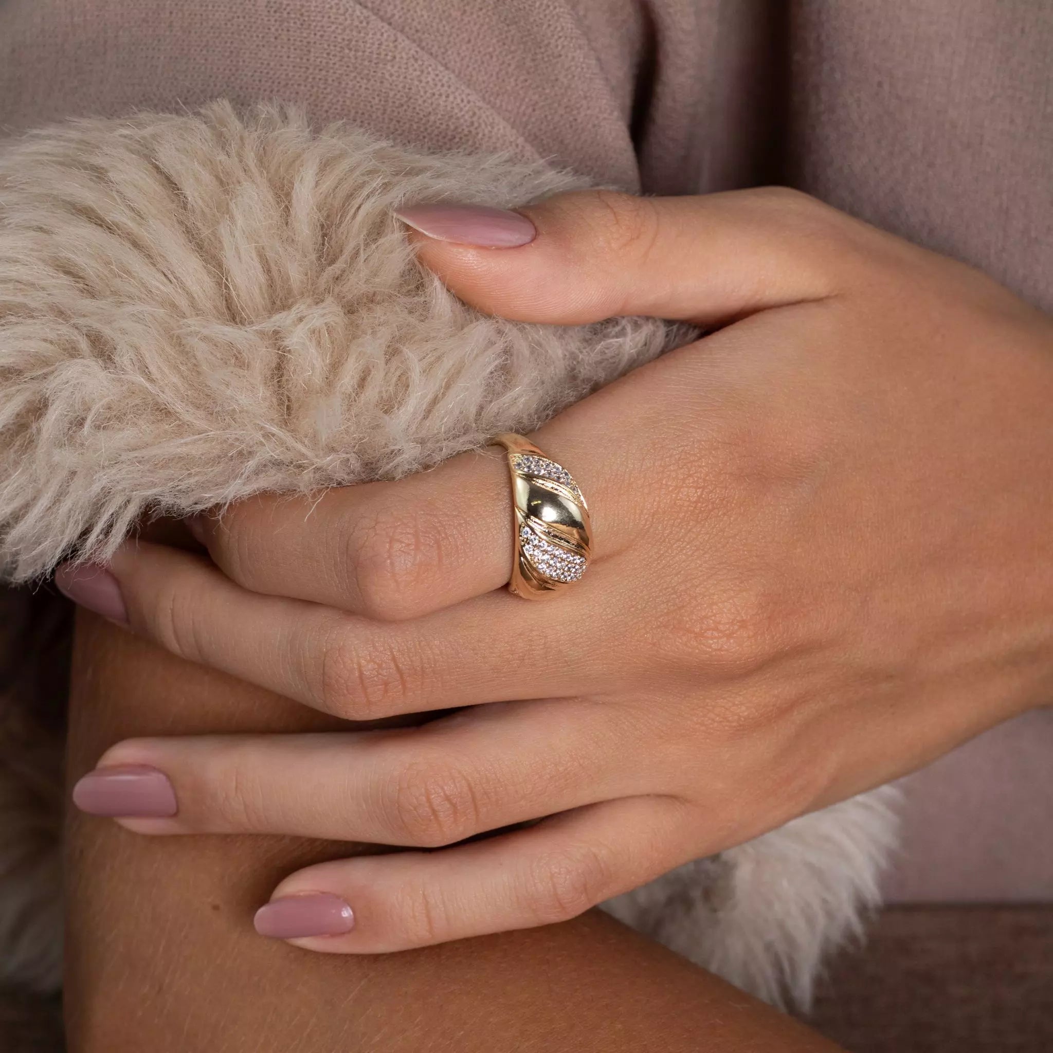 Anel Elegância Cravejado em Zircônias Banhado a Ouro 18k