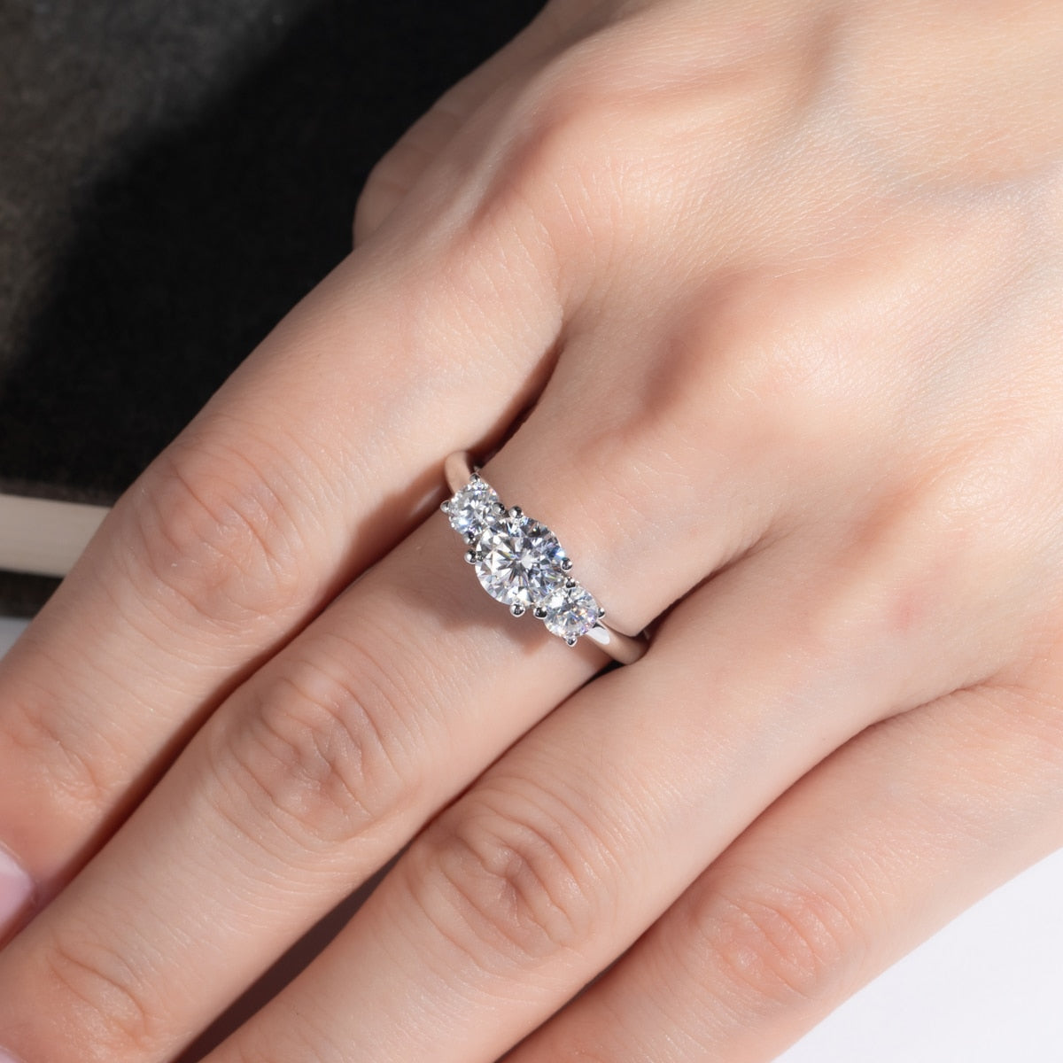 Moissanite vs Diamante: o Guia Honesto para Escolher a Pedra do seu Anel