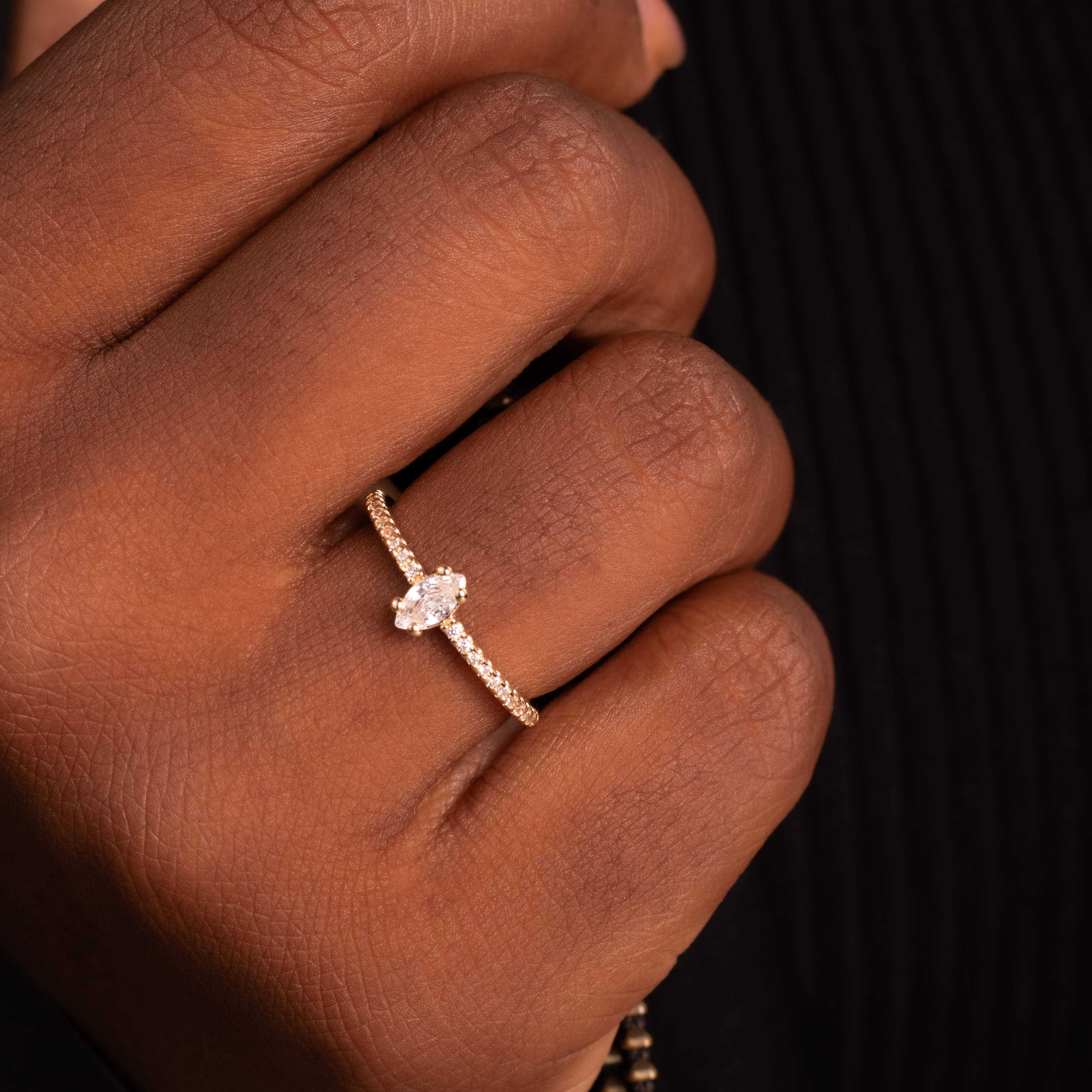Anel Solitário Pedra Marquise e Zircônias Banhado a Ouro 18k