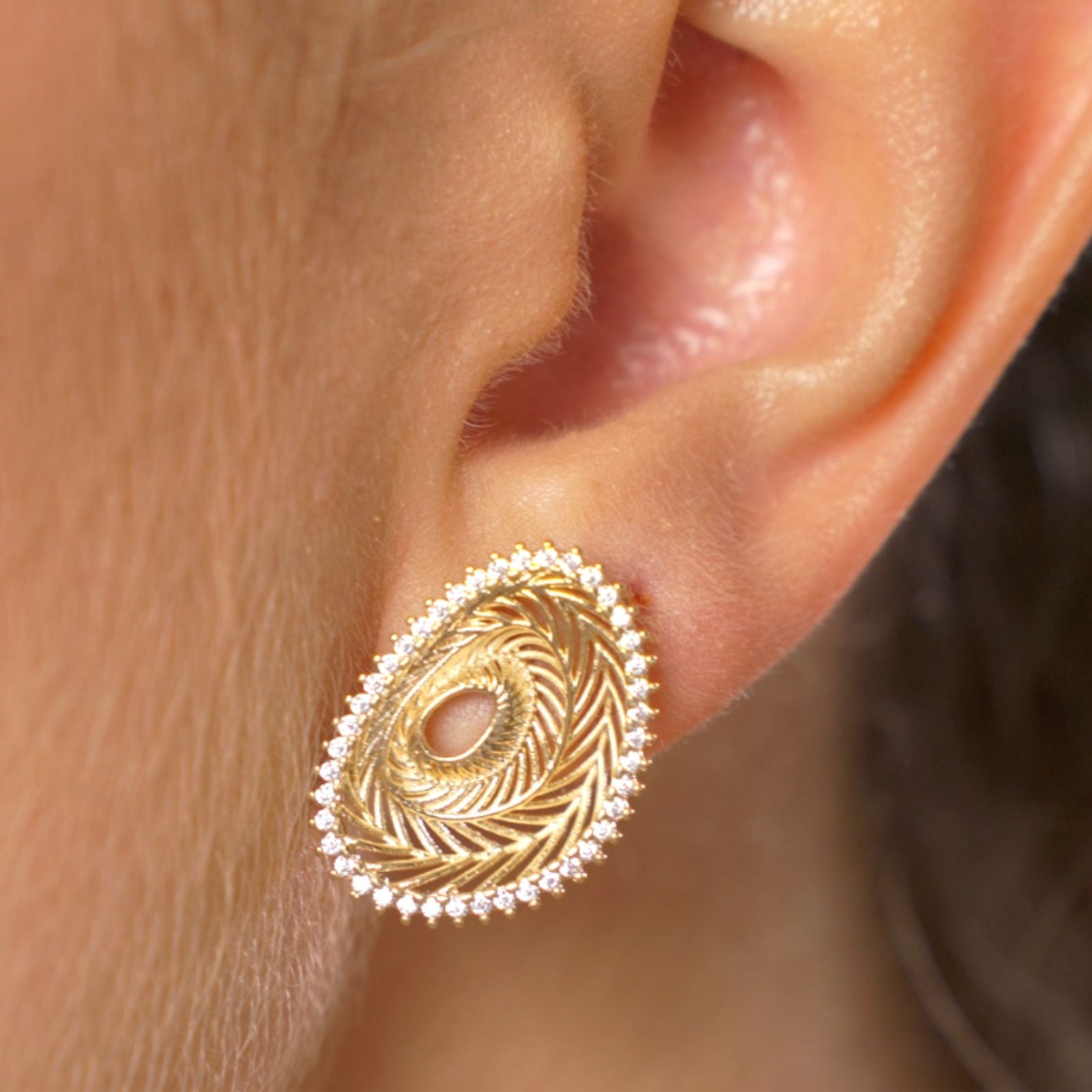 Brinco Oval Trançado e Zircônias Banhado a Ouro 18k