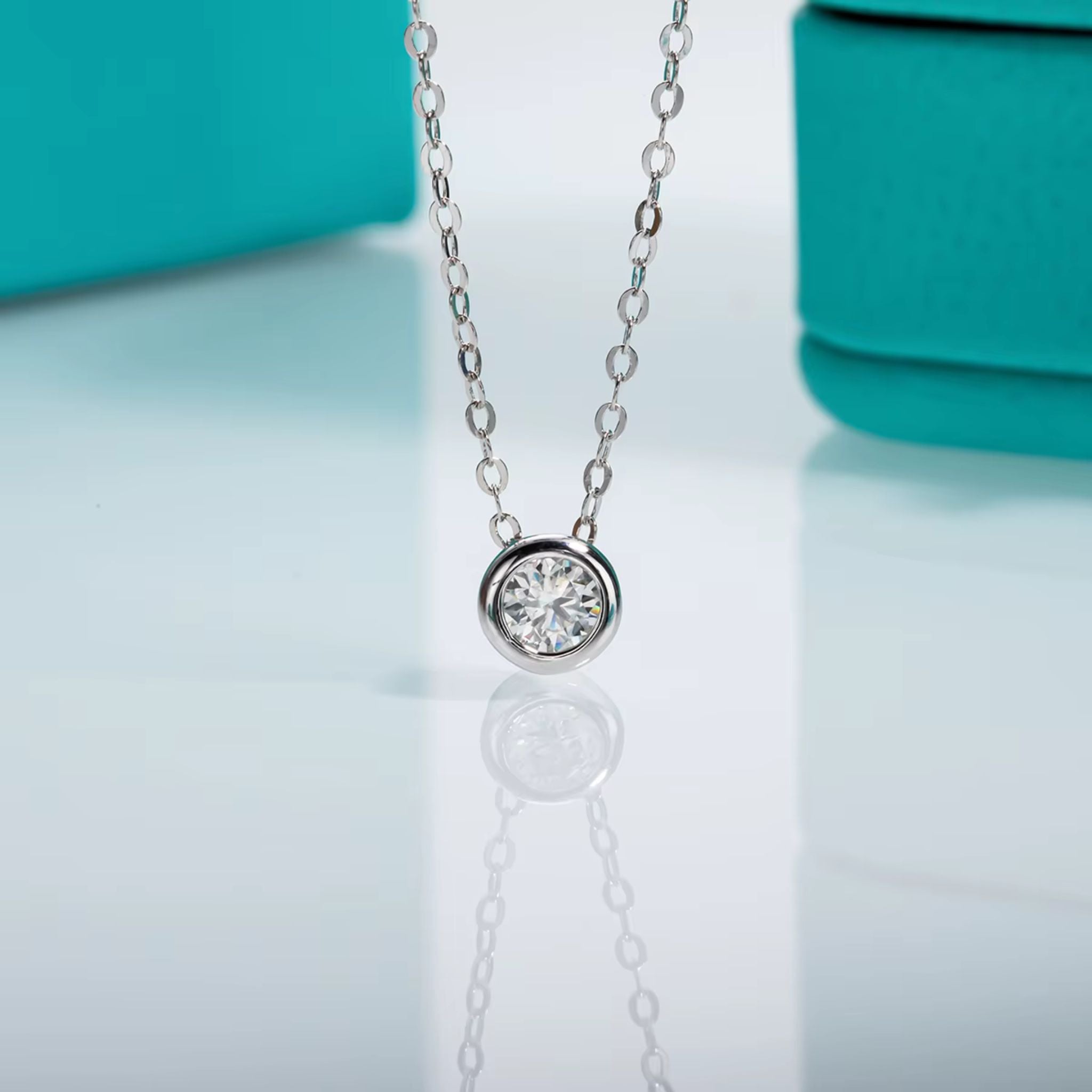 Colar Minimalista em Prata 925 Ponto de Luz Moissanite 0,3ct
