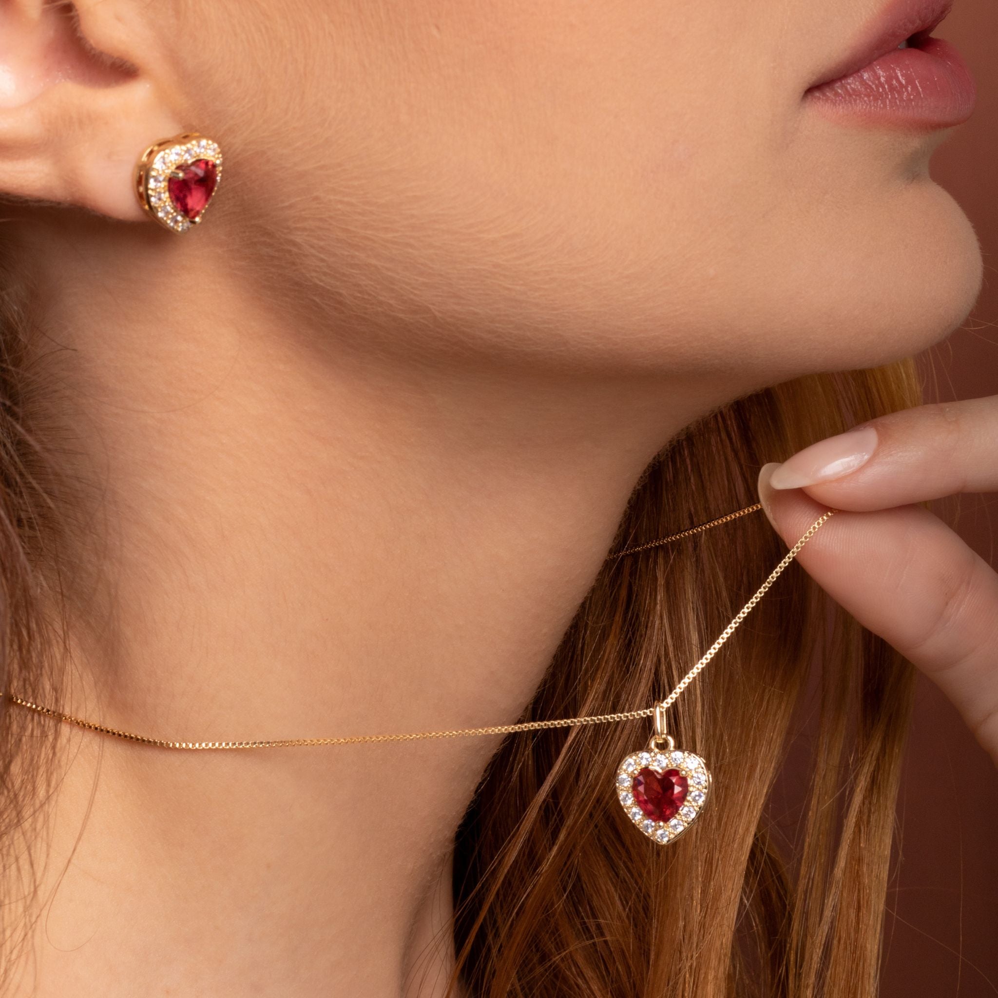 Conjunto Coração Rubi Cravejado, Colar e Brinco Banhados em Ouro 18k