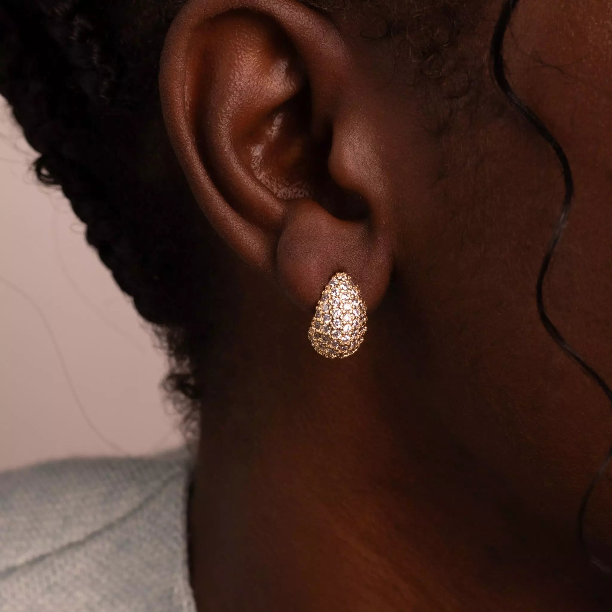 Brinco Gota Cravejada com Zircônias Banhado a Ouro 18k