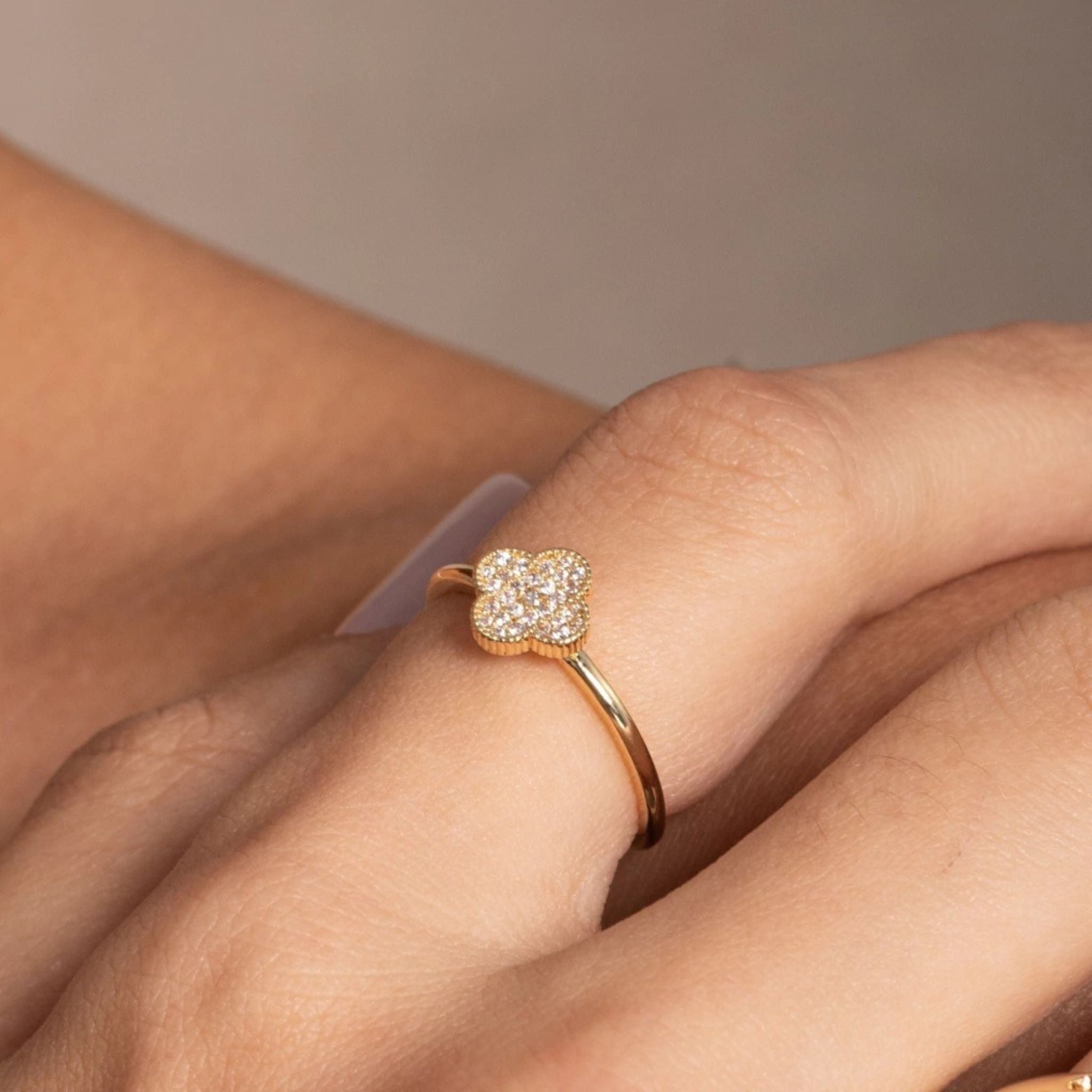 Anel Trevo de Brilho com Zircônias Cravejadas Banhado a Ouro 18k